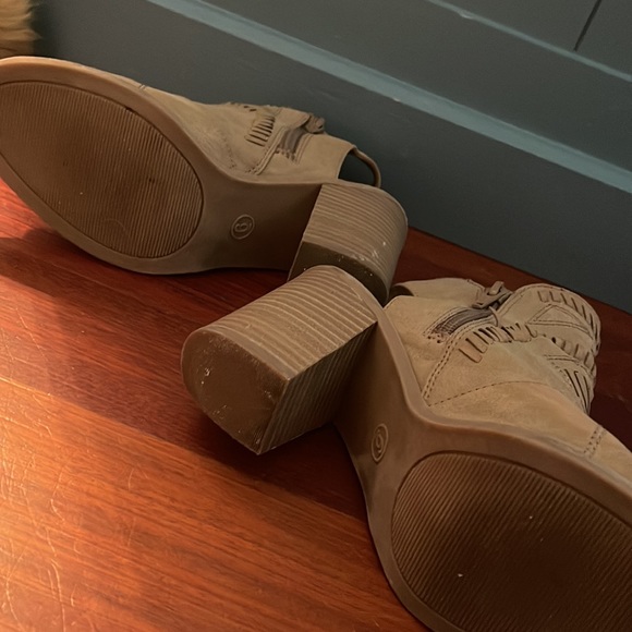 Universal Thread/ Target Open Toe Block Heel - Picture 3 of 3